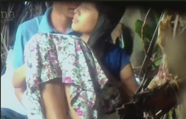 လူမရှိဘူးထင်ပြီး လိုး‌နေကြတာ ချောင်းရိုက်ခံရ